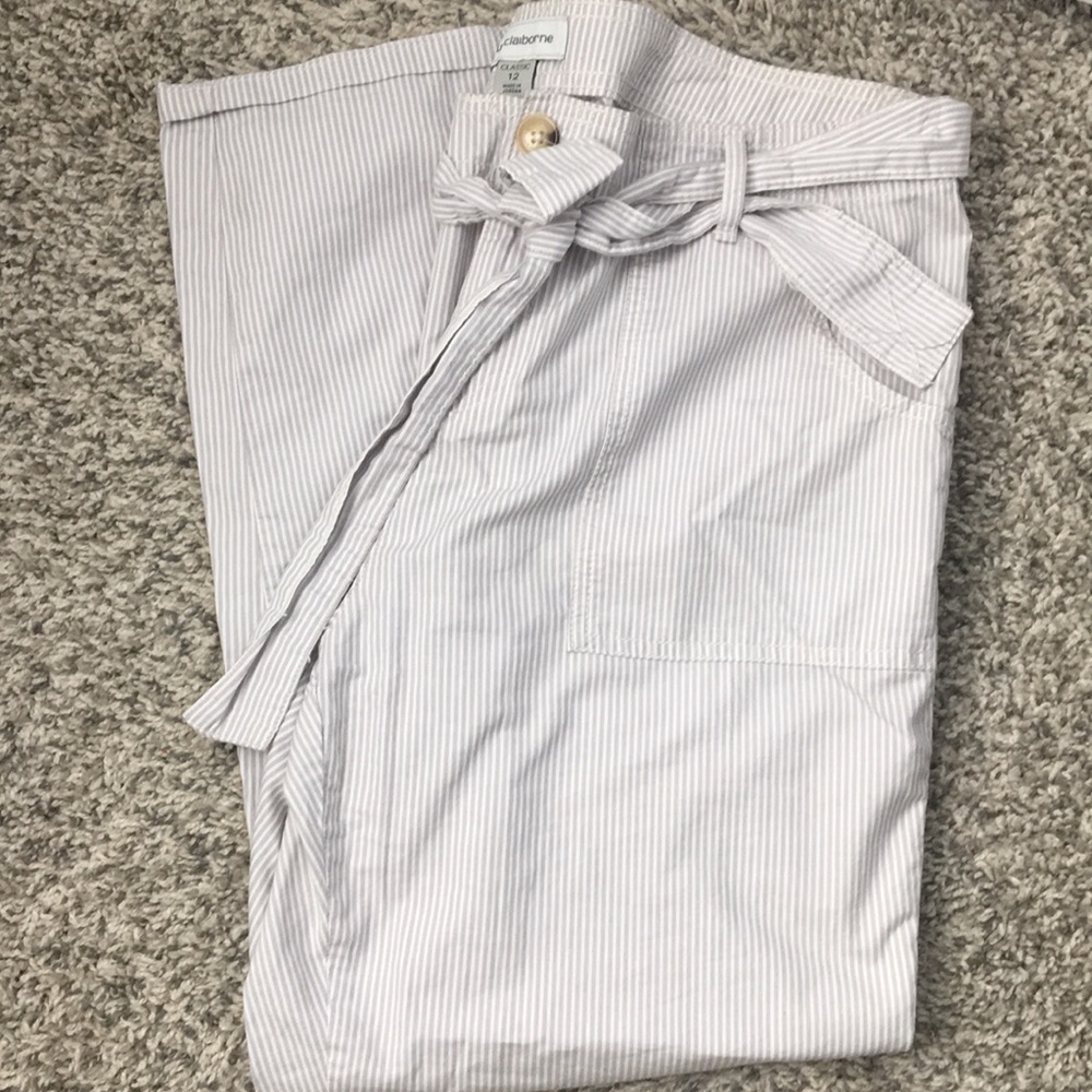 Like new, barely worn cotton cropped pants